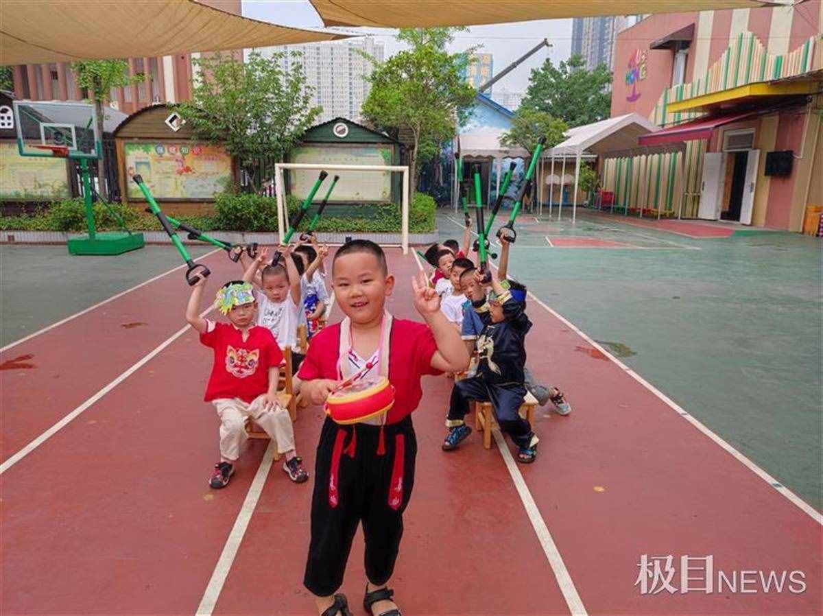 臨近端午節(jié)，即使沒有水，幼兒園孩子們玩起劃龍舟游戲
