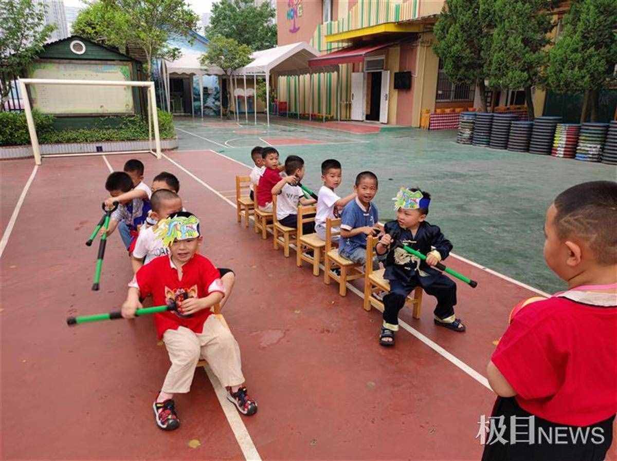 臨近端午節(jié)，即使沒有水，幼兒園孩子們玩起劃龍舟游戲