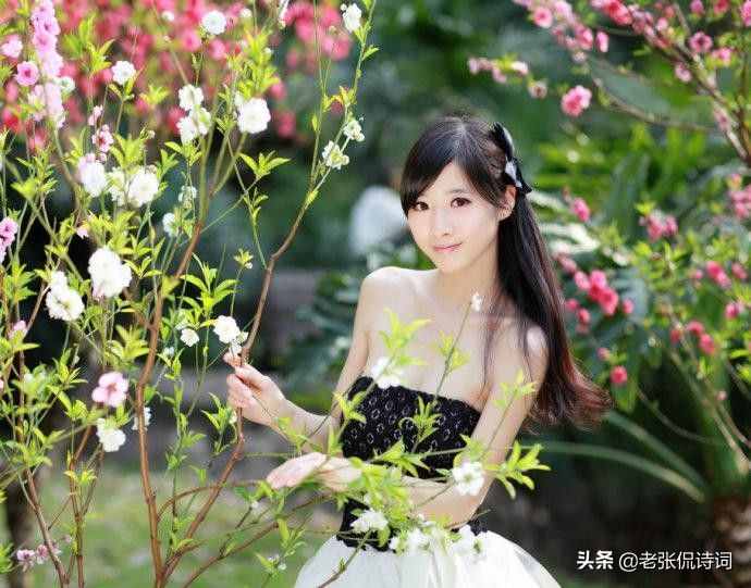 這是多美的情詩啊：“曉看天色暮看云，行也思君，坐也思君”