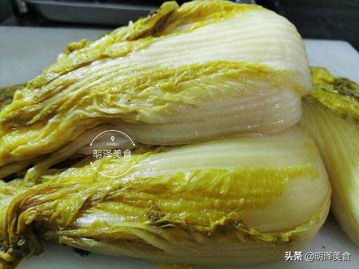 腌東北酸菜，過程非常簡單，腌上滿滿一缸，吃殺豬菜就不愁了