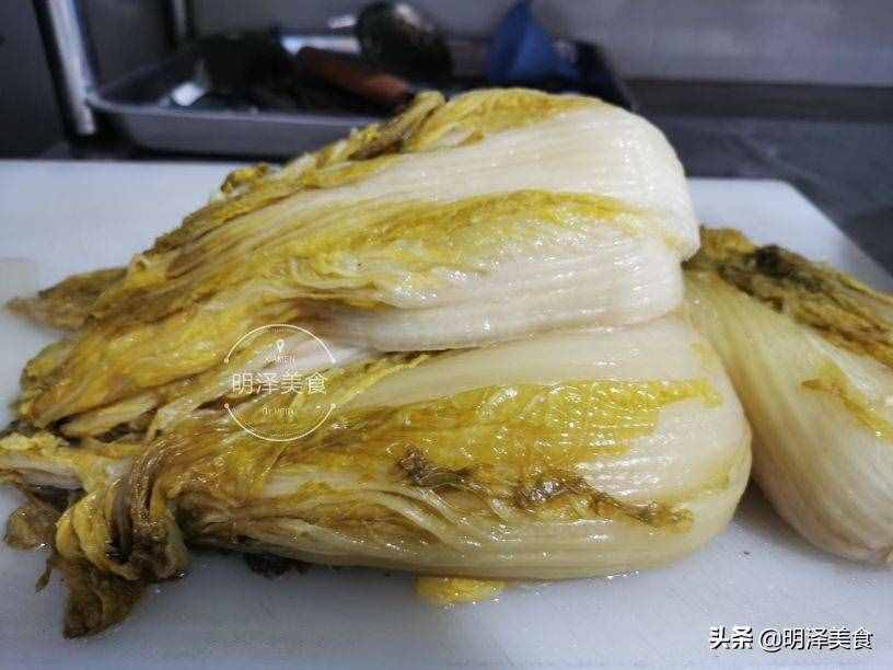 腌東北酸菜，過程非常簡單，腌上滿滿一缸，吃殺豬菜就不愁了