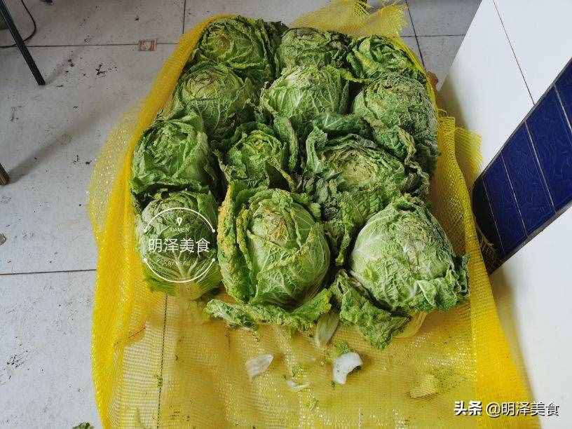 腌東北酸菜，過程非常簡單，腌上滿滿一缸，吃殺豬菜就不愁了