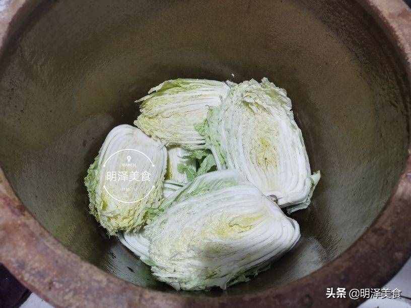 腌東北酸菜，過程非常簡單，腌上滿滿一缸，吃殺豬菜就不愁了