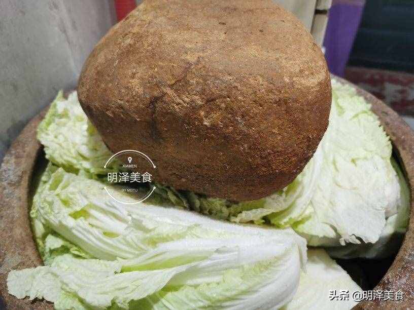 腌東北酸菜，過程非常簡單，腌上滿滿一缸，吃殺豬菜就不愁了