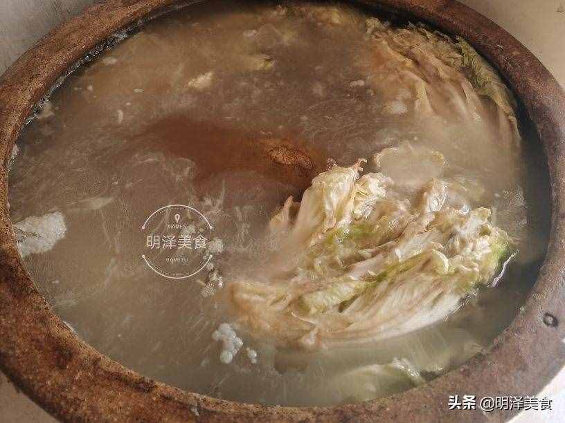 腌東北酸菜，過程非常簡單，腌上滿滿一缸，吃殺豬菜就不愁了