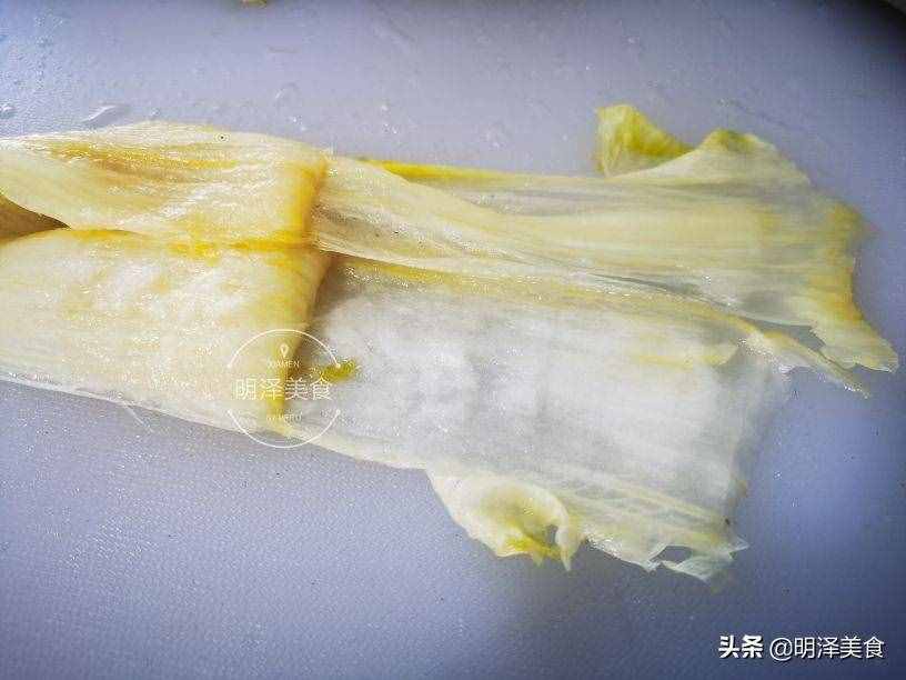 腌東北酸菜，過程非常簡單，腌上滿滿一缸，吃殺豬菜就不愁了