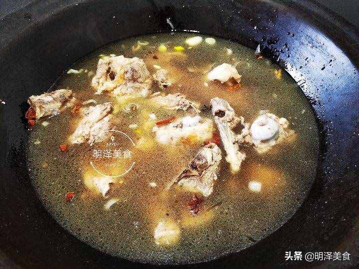 腌東北酸菜，過程非常簡單，腌上滿滿一缸，吃殺豬菜就不愁了