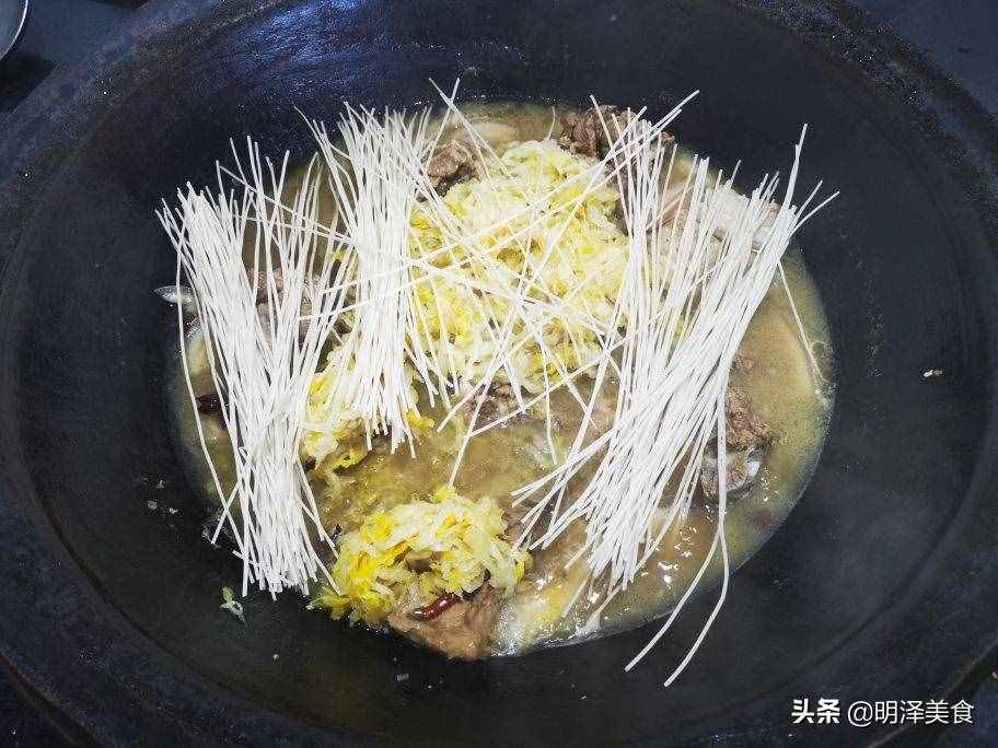 腌東北酸菜，過程非常簡單，腌上滿滿一缸，吃殺豬菜就不愁了