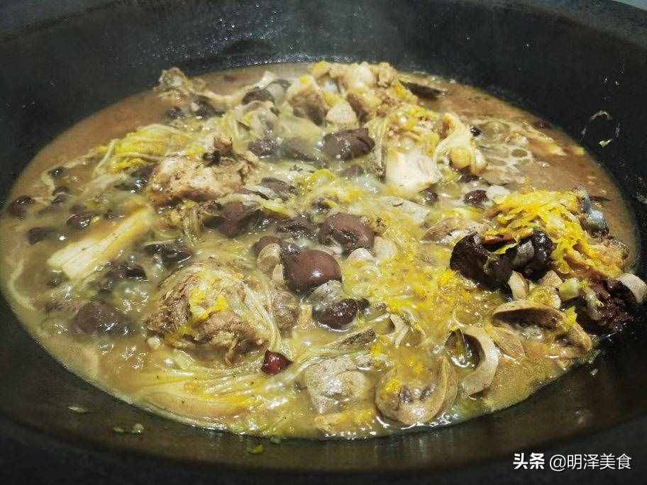 腌東北酸菜，過程非常簡單，腌上滿滿一缸，吃殺豬菜就不愁了