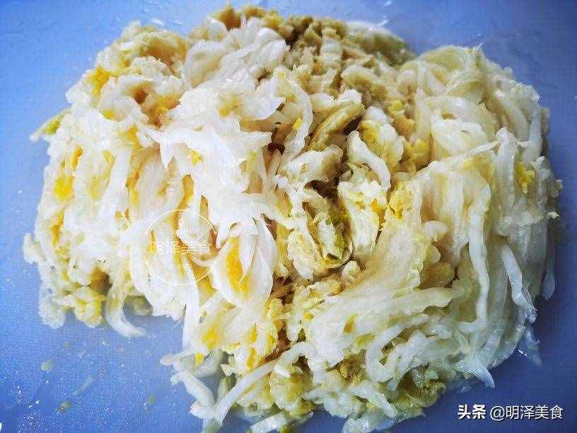 腌東北酸菜，過程非常簡單，腌上滿滿一缸，吃殺豬菜就不愁了