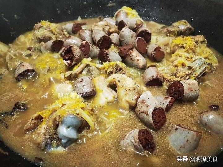腌東北酸菜，過程非常簡單，腌上滿滿一缸，吃殺豬菜就不愁了