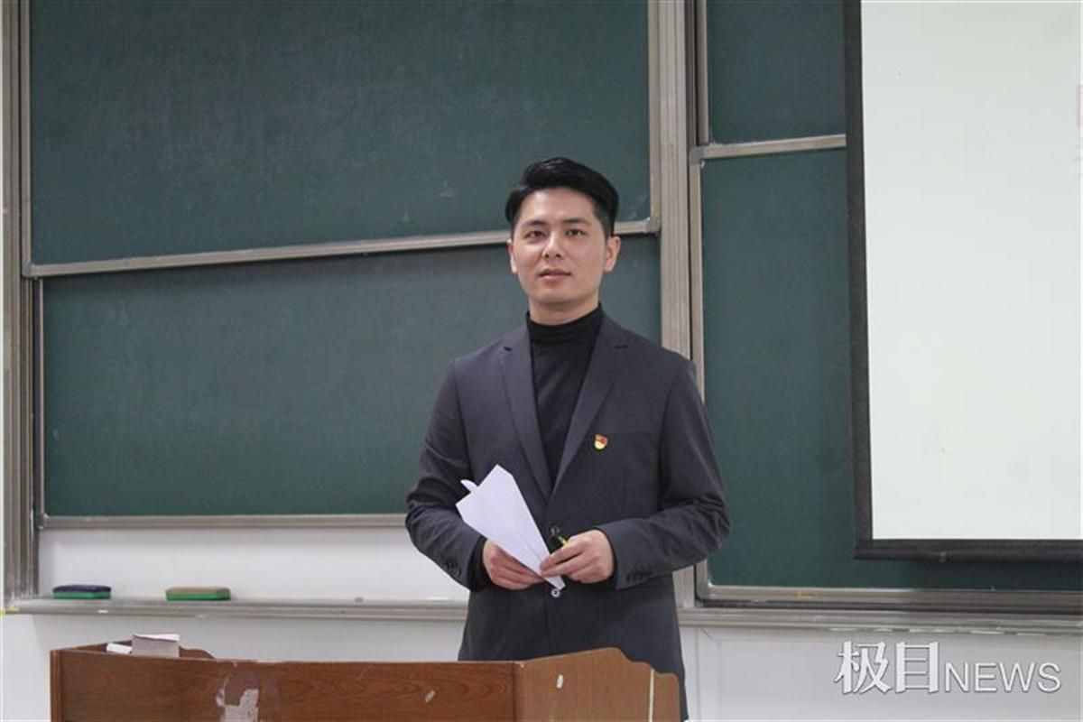 真“隨機(jī)”點(diǎn)名！大學(xué)課堂老師折紙飛機(jī)，飛到誰(shuí)面前誰(shuí)就回答問題