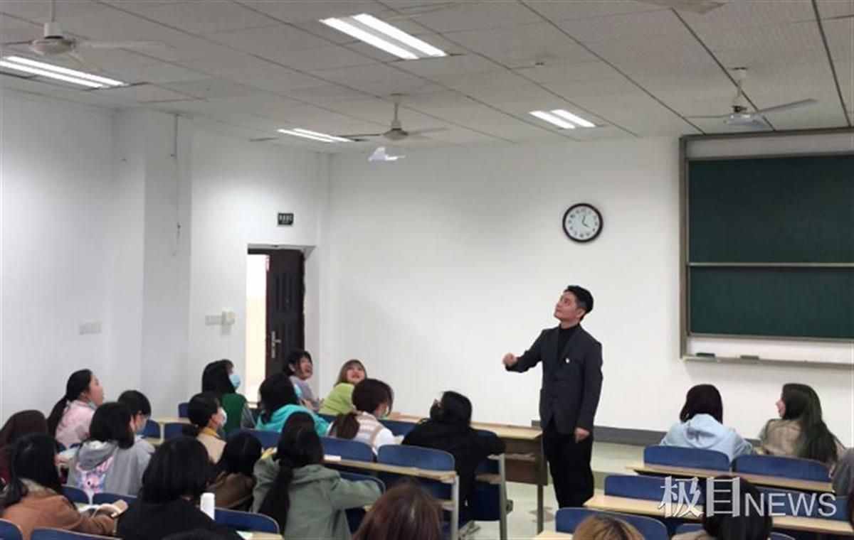 真“隨機(jī)”點(diǎn)名！大學(xué)課堂老師折紙飛機(jī)，飛到誰(shuí)面前誰(shuí)就回答問題