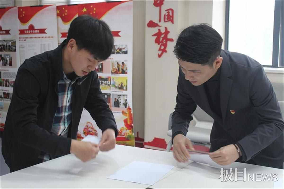 真“隨機(jī)”點(diǎn)名！大學(xué)課堂老師折紙飛機(jī)，飛到誰(shuí)面前誰(shuí)就回答問題