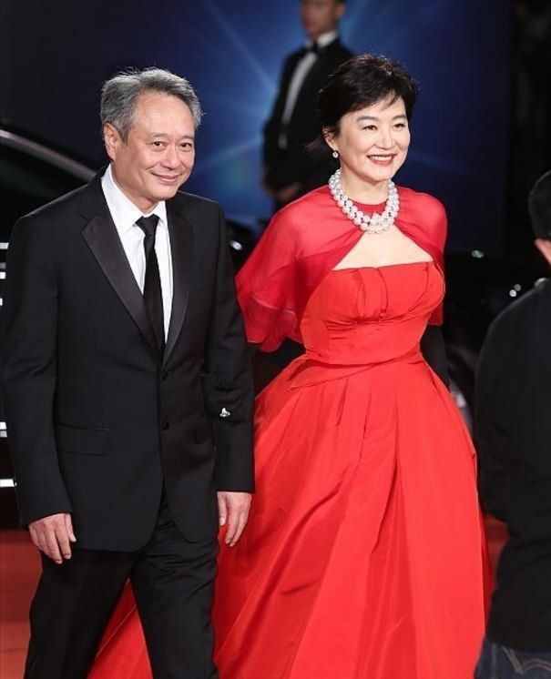 娛記曝林青霞與富豪老公離婚，發(fā)裸照給閨蜜，還將泳衣照派發(fā)街坊