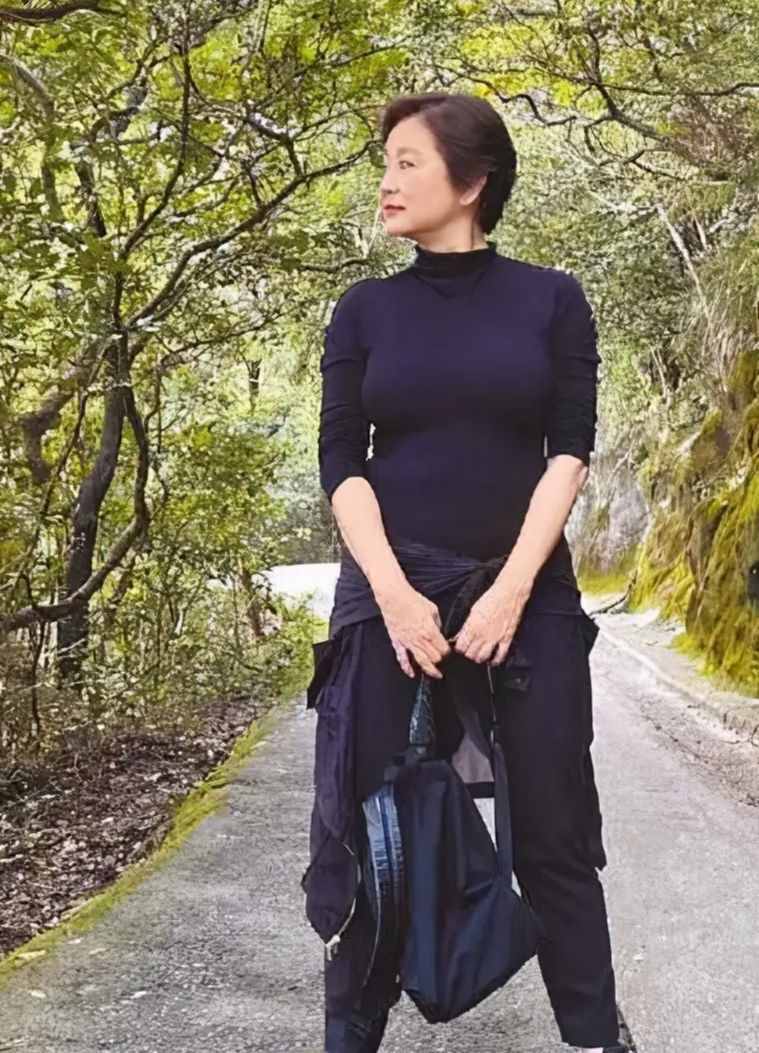 娛記曝林青霞與富豪老公離婚，發(fā)裸照給閨蜜，還將泳衣照派發(fā)街坊