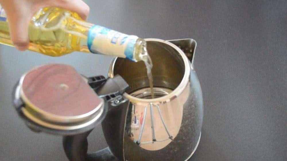 熱水壺用久了全是水垢，加點東西泡一泡，幾分鐘就干干凈凈