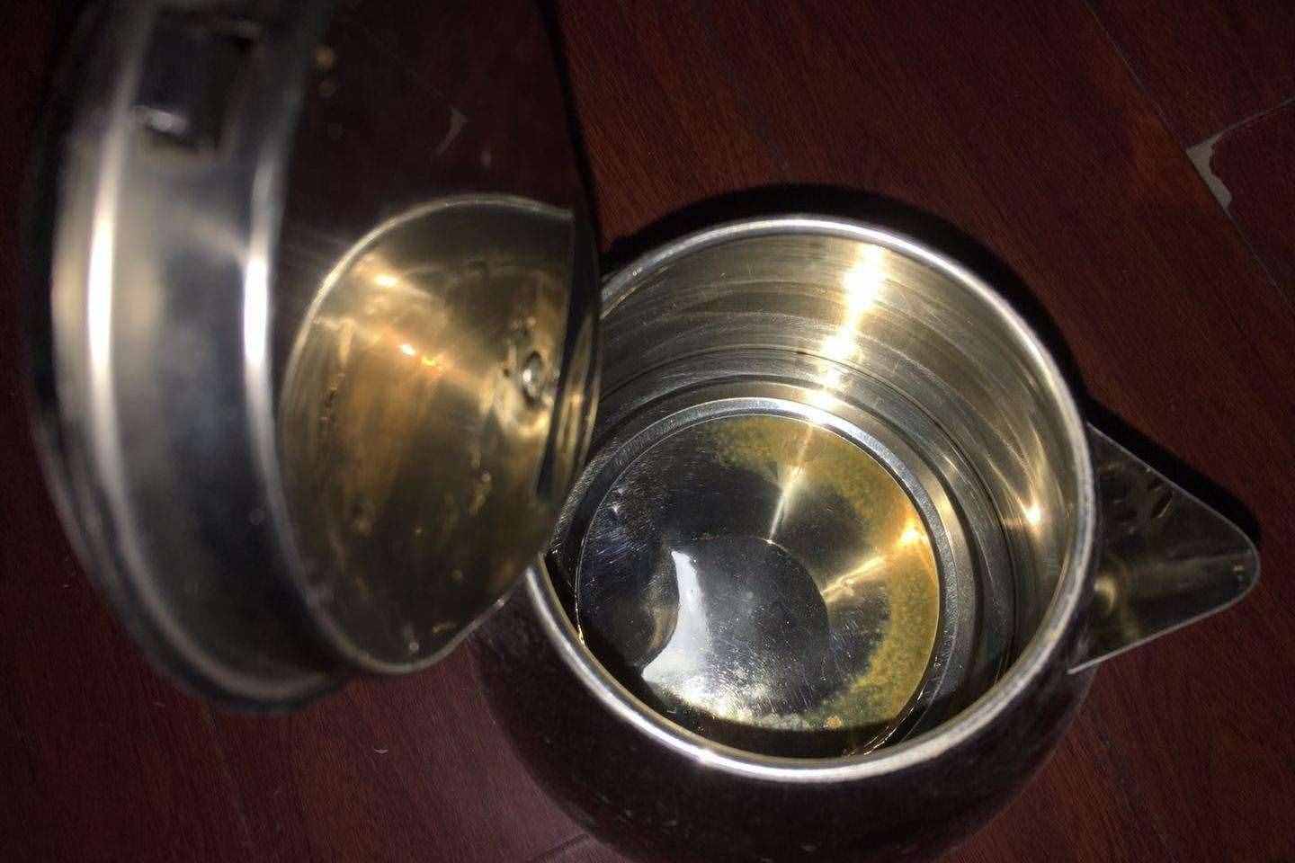 熱水壺用久了全是水垢，加點東西泡一泡，幾分鐘就干干凈凈