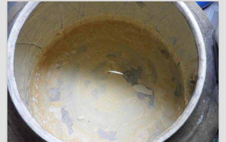 熱水壺用久了全是水垢，加點東西泡一泡，幾分鐘就干干凈凈