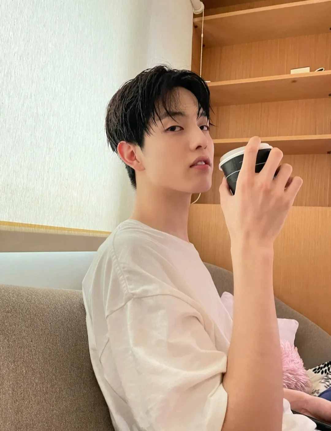 翻看了5位明星相冊，我總結(jié)了這10個男生拍照擺姿技巧