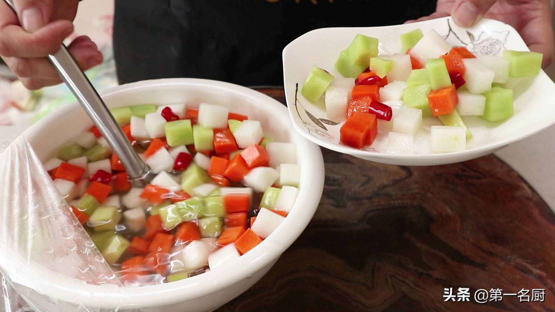 家常泡菜最好吃的做法，大磊1次做1盆，爽口開胃，腌一晚上就能吃