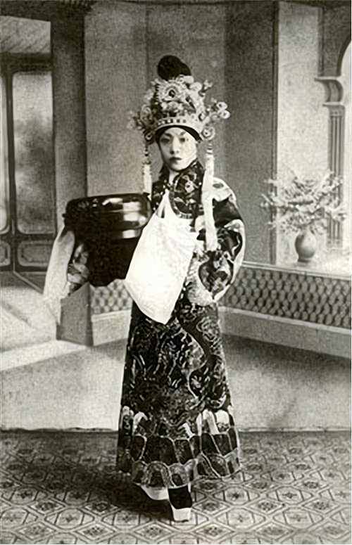 梨園冬皇孟小冬，人生三折戲曲兩任伴侶，絕代風(fēng)華也難逃悲歡離合