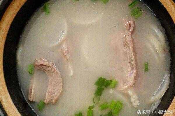 怎樣才能熬出奶白鮮美的骨頭湯？飯店大廚教你良心做法和8個技巧