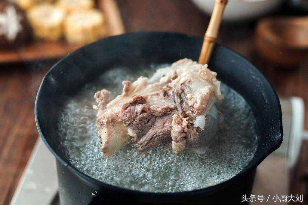 怎樣才能熬出奶白鮮美的骨頭湯？飯店大廚教你良心做法和8個技巧