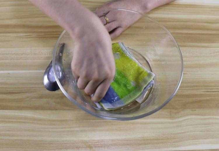 舊毛巾發(fā)硬顯黃又難聞？用它泡泡，立變干凈柔軟