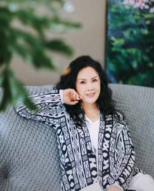 潘長(zhǎng)江嬌妻與女兒合照，母女倆膚白貌美氣質(zhì)佳，慶幸潘陽(yáng)沒有隨了爸
