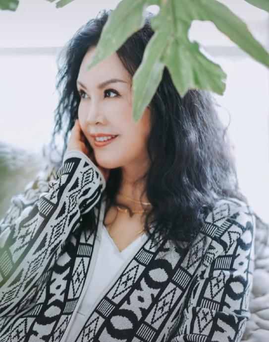 潘長(zhǎng)江嬌妻與女兒合照，母女倆膚白貌美氣質(zhì)佳，慶幸潘陽(yáng)沒有隨了爸