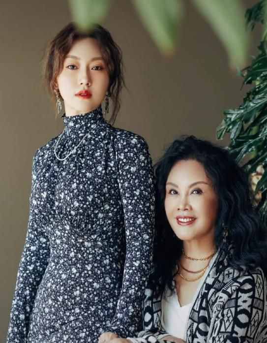 潘長(zhǎng)江嬌妻與女兒合照，母女倆膚白貌美氣質(zhì)佳，慶幸潘陽(yáng)沒有隨了爸