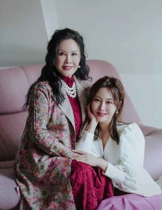 潘長(zhǎng)江嬌妻與女兒合照，母女倆膚白貌美氣質(zhì)佳，慶幸潘陽(yáng)沒有隨了爸