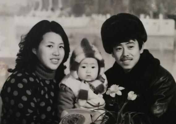 潘長(zhǎng)江嬌妻與女兒合照，母女倆膚白貌美氣質(zhì)佳，慶幸潘陽(yáng)沒有隨了爸
