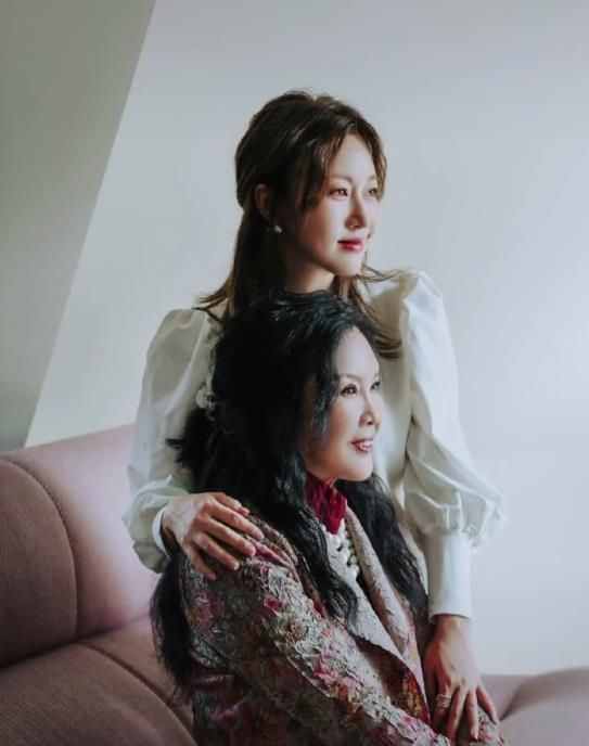 潘長(zhǎng)江嬌妻與女兒合照，母女倆膚白貌美氣質(zhì)佳，慶幸潘陽(yáng)沒有隨了爸