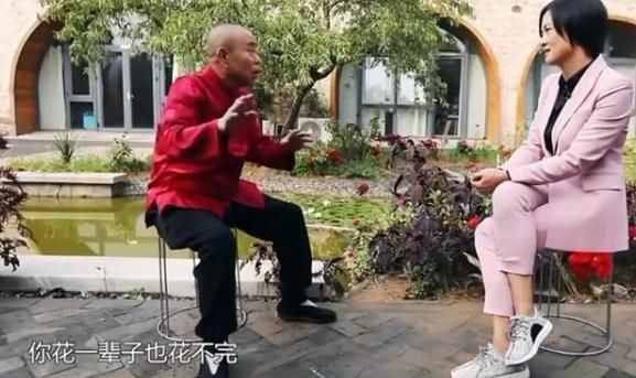 潘長(zhǎng)江嬌妻與女兒合照，母女倆膚白貌美氣質(zhì)佳，慶幸潘陽(yáng)沒有隨了爸