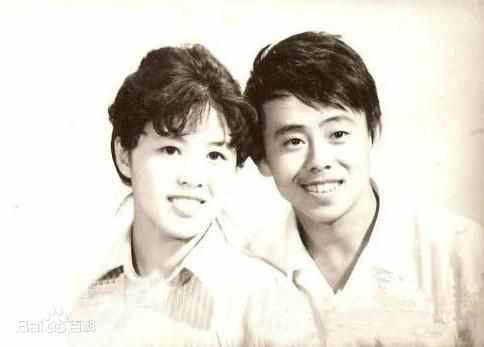 潘長(zhǎng)江嬌妻與女兒合照，母女倆膚白貌美氣質(zhì)佳，慶幸潘陽(yáng)沒有隨了爸