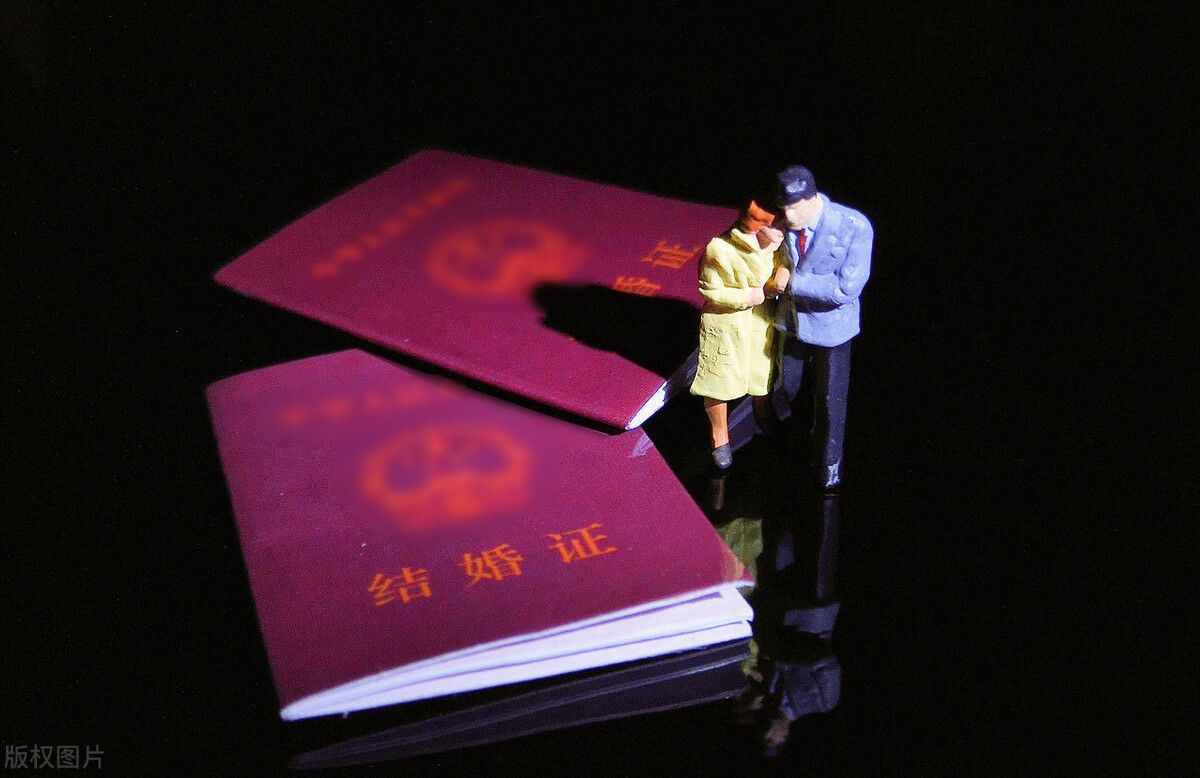 離婚5分鐘后我又復(fù)婚了，因為老公穿的紅褲子