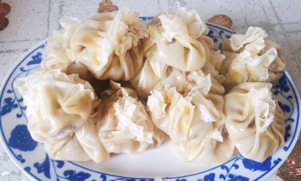 配著這盤內(nèi)蒙特色美食——稍美，米飯可以吃三大碗