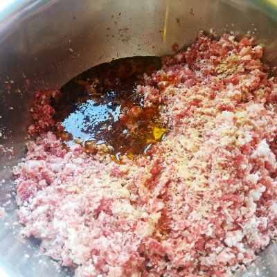 配著這盤內(nèi)蒙特色美食——稍美，米飯可以吃三大碗