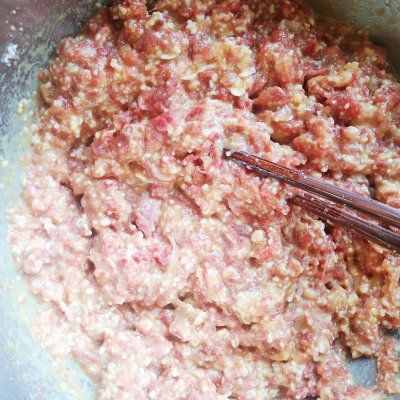 配著這盤內(nèi)蒙特色美食——稍美，米飯可以吃三大碗