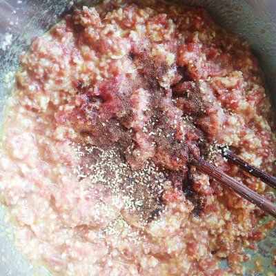 配著這盤內(nèi)蒙特色美食——稍美，米飯可以吃三大碗