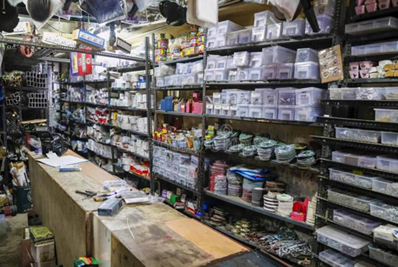開遍路口的五金店，看起來生意慘淡，為何依然不少？
