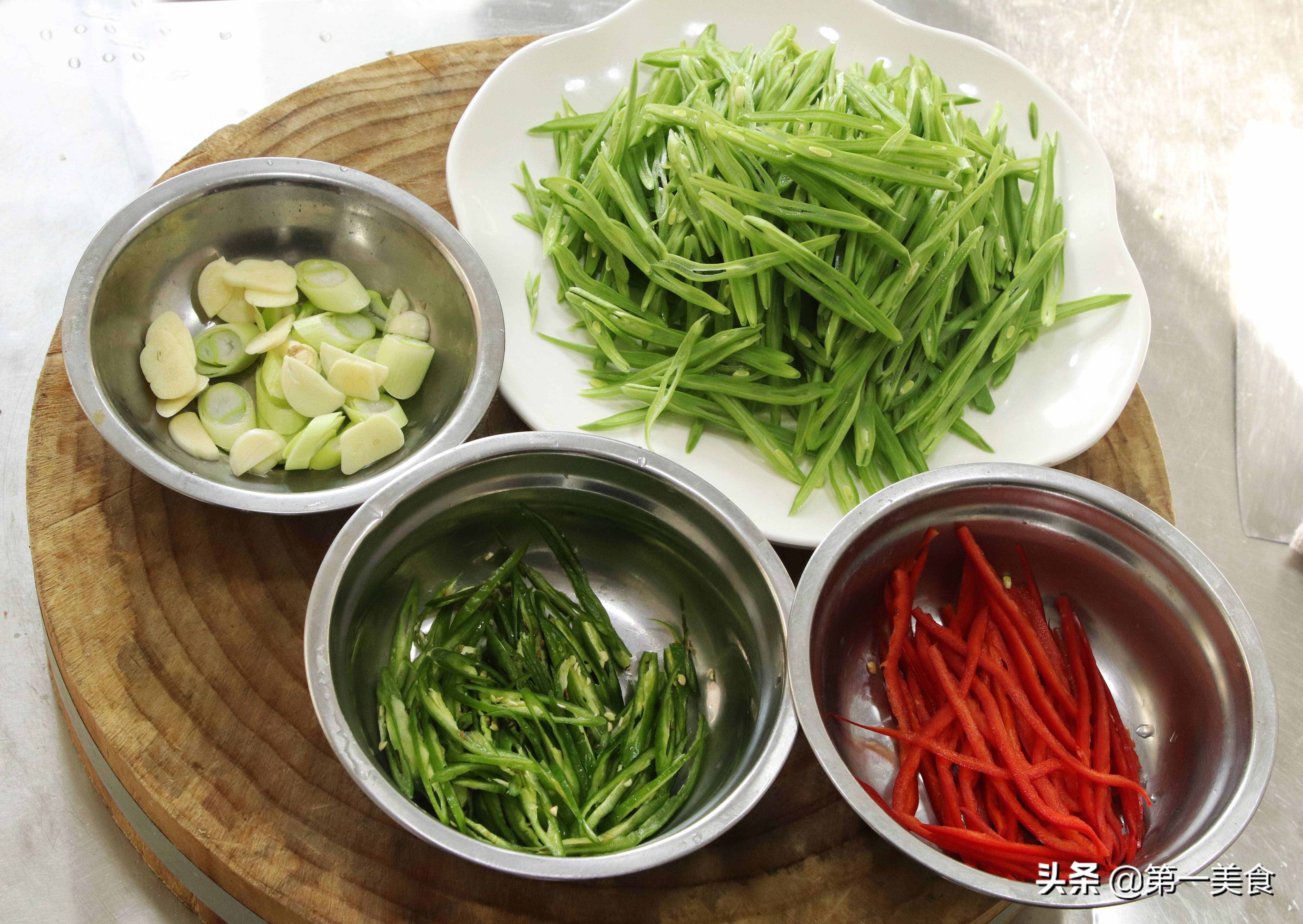 蕓豆的簡單家常做法，清脆不夾生香辣下飯，春天要多吃的素菜小炒