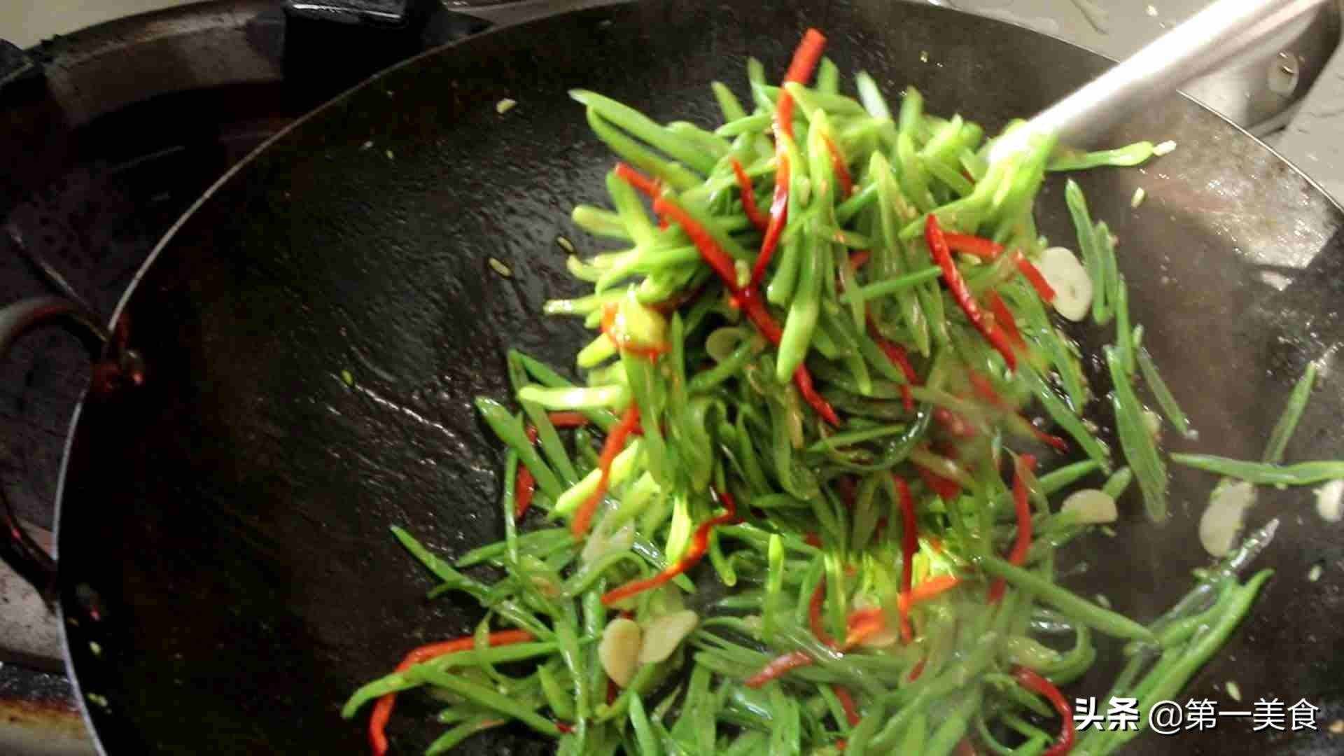 蕓豆的簡單家常做法，清脆不夾生香辣下飯，春天要多吃的素菜小炒