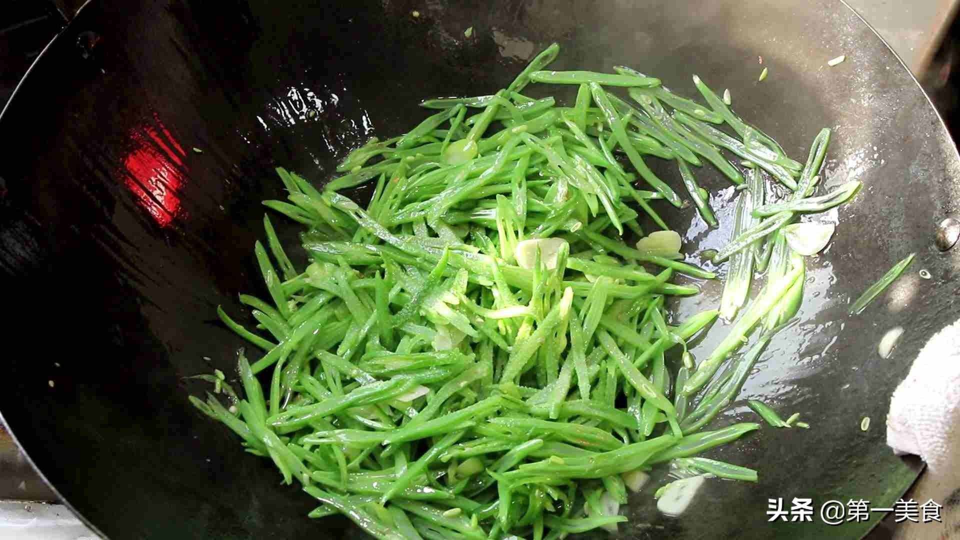蕓豆的簡單家常做法，清脆不夾生香辣下飯，春天要多吃的素菜小炒