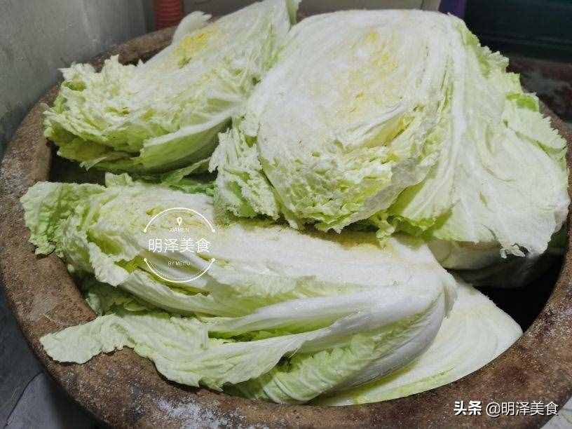 腌東北酸菜，過程非常簡單，腌上滿滿一缸，吃殺豬菜就不愁了