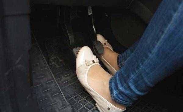 手動(dòng)擋汽車如何正確換擋 老司機(jī)教你正確換擋技巧