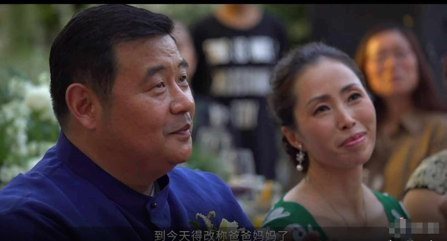 三寶小24歲妻子慶結(jié)婚四周年，穿婚紗膚白貌美，夫妻同框似兩代人