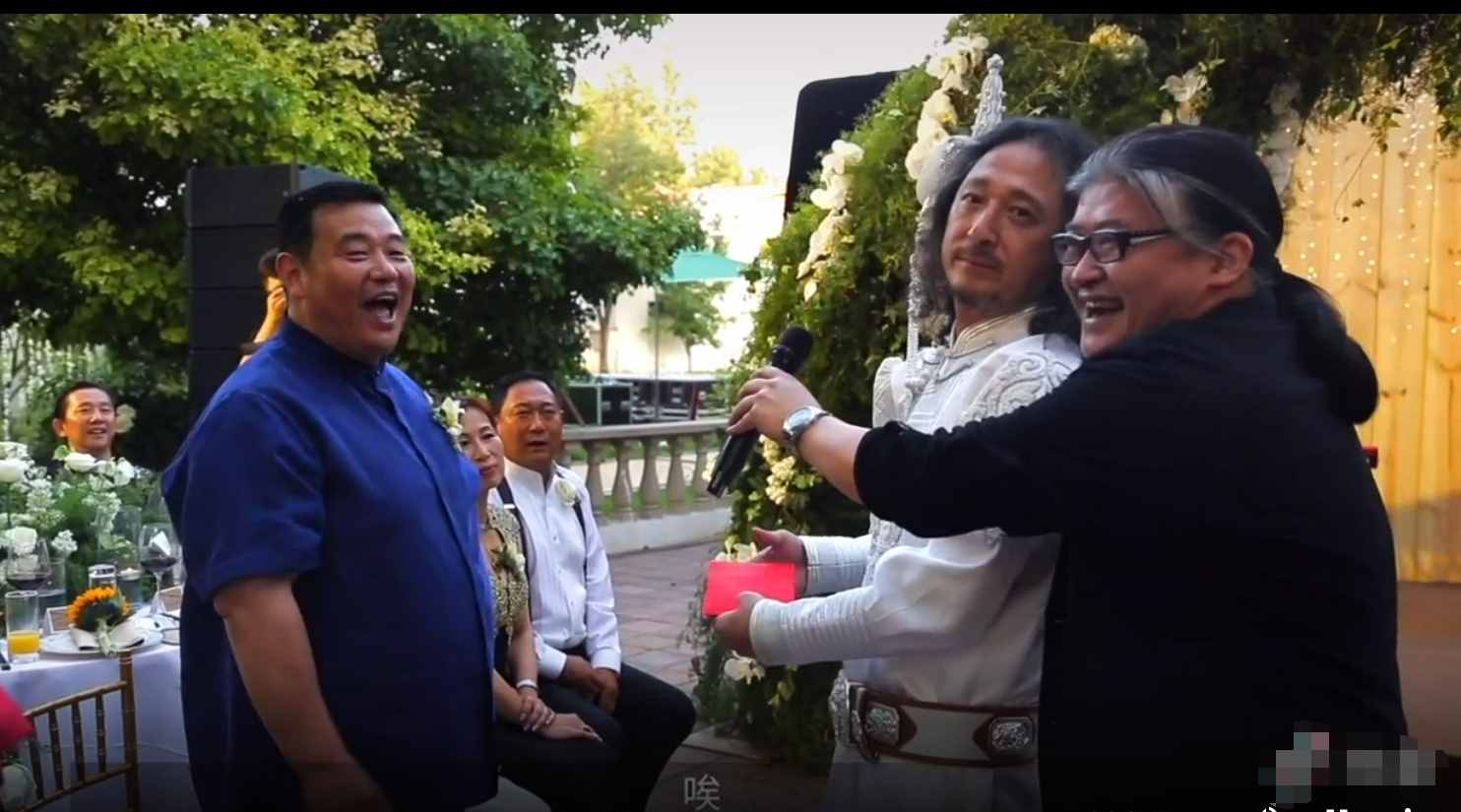 三寶小24歲妻子慶結(jié)婚四周年，穿婚紗膚白貌美，夫妻同框似兩代人